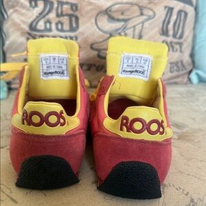 Kangaroo Roos 
Vintage Retro 80’s
Hidden pocket 
Size 9